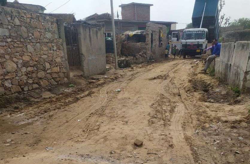ठेकेदार द्वारा मिट्टी डालने से गुस्साए ग्रामीण ठेकेदार द्वारा मिट्टी डालने से गुस्साए ग्रामीण