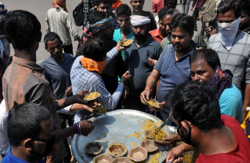 Coronavirus Special : जनता कर्फ्यू के दौरान परेशान यात्रियों को कराया भोजन Coronavirus Special : जनता कर्फ्यू के दौरान परेशान यात्रियों को कराया भोजन