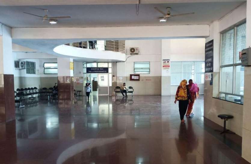 सरकारी अस्पतालों और स्वास्थ्य केंद्रों में पसरा सन्नाटा सरकारी अस्पतालों और स्वास्थ्य केंद्रों में पसरा सन्नाटा