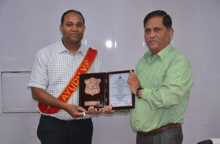 Ordnance Factory DGM Anup Kumar received Ordnance Veer Award, itarsi आयुध निर्माणी डीजीएम अनूप कुमार को मिला आयुध वीर अवार्ड