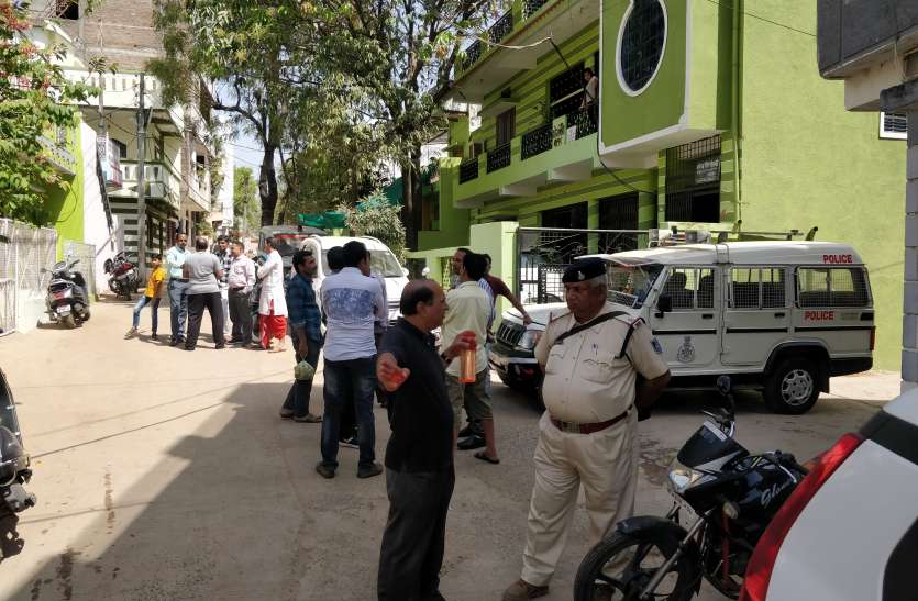 चोर गिरोह का पीछा करने गई पुलिस पर पथराव चोर गिरोह का पीछा करने गई पुलिस पर पथराव