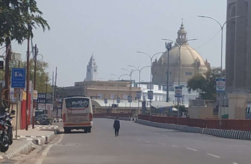 लखनऊ में कोरोना वायरस के खिलाफ जनता कर्फ्यू को मिला जबदस्त समर्थन, लखनऊ पुलिस के जवान मुस्तैद लखनऊ में कोरोना वायरस के खिलाफ जनता कर्फ्यू को मिला जबदस्त समर्थन, लखनऊ पुलिस के जवान मुस्तैद