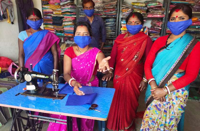 यहां की महिलाएं बना रहीं थ्री लेयर इकोफ्रेंडली मास्क, कीमत है मात्र 15 से 17 रुपए, ये भी है खासियत यहां की महिलाएं बना रहीं थ्री लेयर इकोफ्रेंडली मास्क, कीमत है मात्र 15 से 17 रुपए, ये भी है खासियत