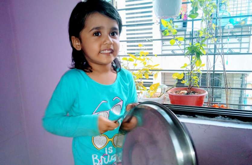 photo6320842248299850295.jpg 5 बजते ही थालियों और तालियों की आवाज से गूंज उठा शहर, बच्चों ने जमकर बजाई थालियां, देखें फोटो