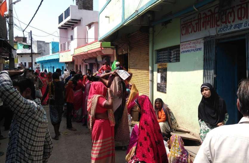 विदिशा। किलेअंदर स्थित शासकीय उचित मूल्य दुकान पर शनिवार को इस तरह उपभोक्ताओं खड़े रहे पासपास, शासन के निर्देशों का नहीं किय जा रहा पालन। पीडीएस दुकानों पर न बायोमेट्रिक मशीन कर रहे सेनिटाइजर, न भीड़ पर नियंत्रण