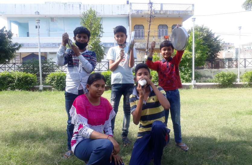 झांसी में शंख बजाकर जनता कर्फ्यू का आगाज, सभी का मिला पूर्ण समर्थन Janta Curfew : झांसी में कोरोना के खिलाफ शंख बजाकर जनता कर्फ्यू का आगाज, सभी का मिला पूर्ण समर्थन