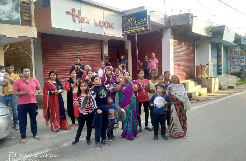 seoni कोरोना से बचाने वालों को सलाम- हर घर के दरवाजे पर दिखा ये नजारा...