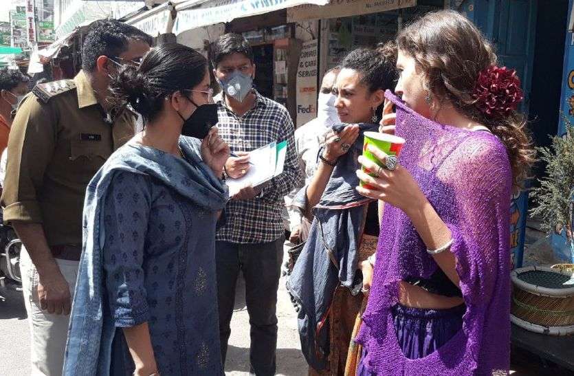 पर्यटकों पर सख्ती के बाद बैकफुट पर आया प्रशासन पुष्कर में विदेशी पर्यटकों पर सख्ती के बाद बैकफुट पर आया प्रशासन