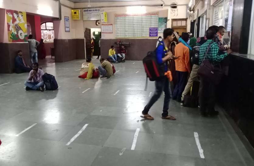 Passengers in trouble, no relief from administration, Sahara became so मुसीबत में फंसे यात्री, प्रशासन से नहीं मिली राहत तो सहारा बने समाजसेवी