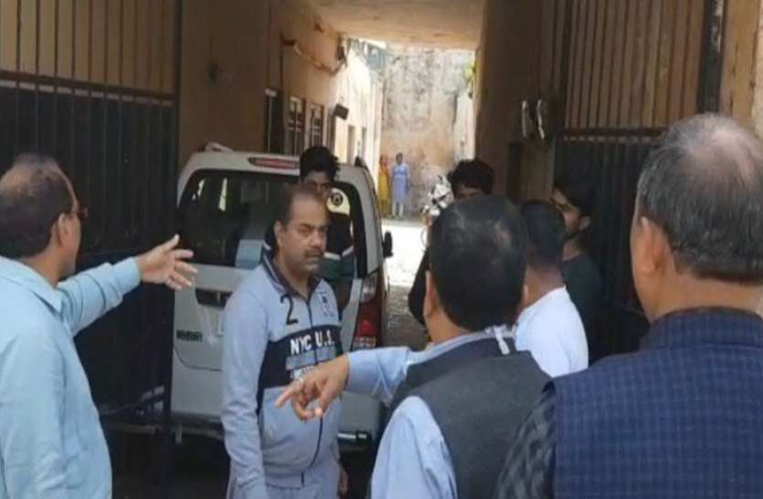 rampur.jpg Janta Curfew: बैडमिंटन खेल रहे दो युवकों को एडीएम ने सुनाई खरी-खरी, विरोध पर लाठियाते हुए कहा- जेल में डालो