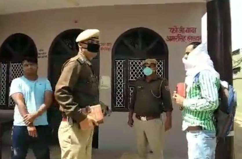 Corona Virus : A Men Doing Conjuration In Shahjahanpur Village Alwar कोरोना के डर के बीच झाड़-फूंक कर लोगों का इलाज कर रहा यह व्यक्ति, लोगों को बीमारी फैलने का डर, पुलिस-प्रशासन बेअसर!