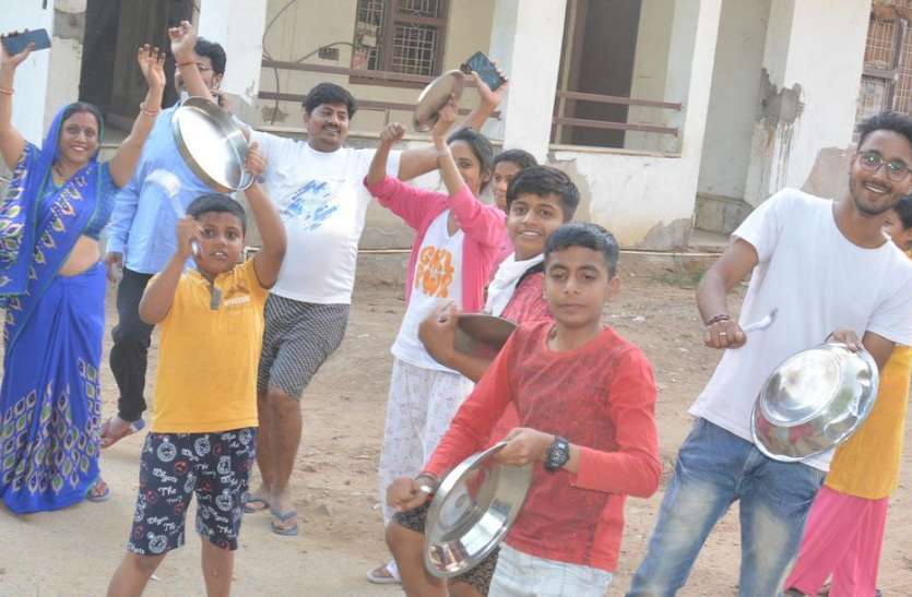 Janta Curfew : People Clap Hands In Alwar After Pm's Message अलवर में सफल हुआ PM मोदी का आह्वान, शाम 5 बजते ही पूरे अलवर जिले ने बजाई थाली और ताली