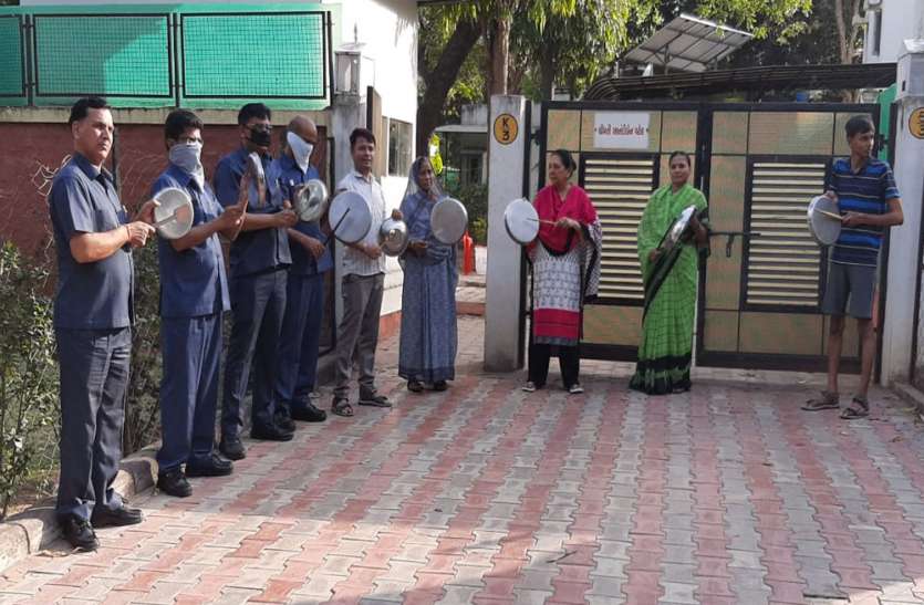 उत्तर प्रदेश की राज्यपाल आनंदीबेन पटेल ने भी बजाई थाली और दिया जनता को धन्यवाद उत्तर प्रदेश की राज्यपाल आनंदीबेन पटेल ने भी बजाई थाली और दिया जनता को धन्यवाद
