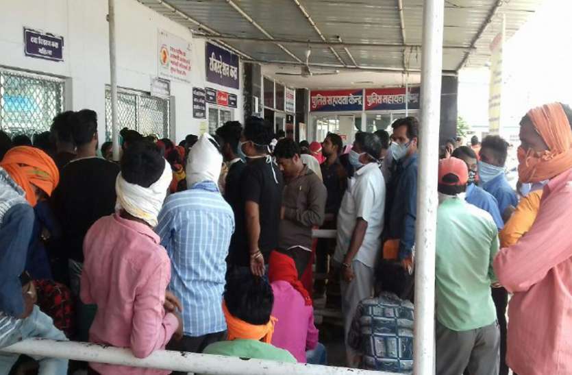coronavirus infection जिला अस्पताल में मरीज और उनके परिजनों पर कोरोना का खतरा, एक साथ भीड़ के रूप में हो रहे खड़े