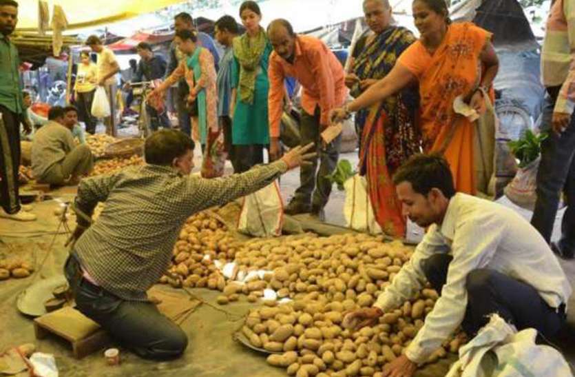 लॉकडाउन: दूध और ब्रेड की हुई किल्लत, सब्जी का भी स्टॉक कर रहे लोग लॉकडाउन: दूध और ब्रेड की हुई किल्लत, सब्जी का भी स्टॉक कर रहे लोग