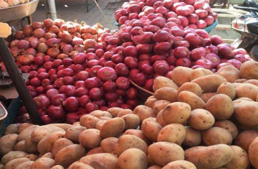 potato price in raipur 100 टन बिकने वाला आलू-प्याज एक ही दिन में 400 टन बिका, रिटेल में जमकर मुनाफाखोरी, सब्जियां महंगी