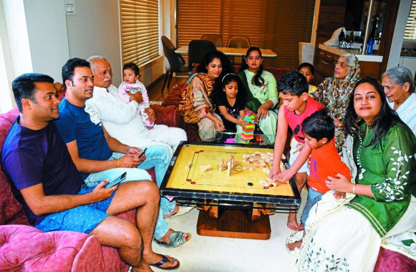janta curfew 2020: Celebs support public curfew coronavirus news खुशियों का घरौंदा: बच्चों ने पापा के साथ खेला कैरम, फैमिली के साथ बिताया समय