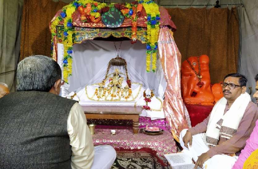 रामलला की शिफ्टिंग पर भी कोरोना का असर, शुरू हुआ अनुष्ठान, सीएम योगी के अयोध्या आने को लेकर बढ़ा सस्पेंस रामलला की शिफ्टिंग पर भी कोरोना का असर, शुरू हुआ अनुष्ठान, सीएम योगी के अयोध्या आने को लेकर बढ़ा सस्पेंस