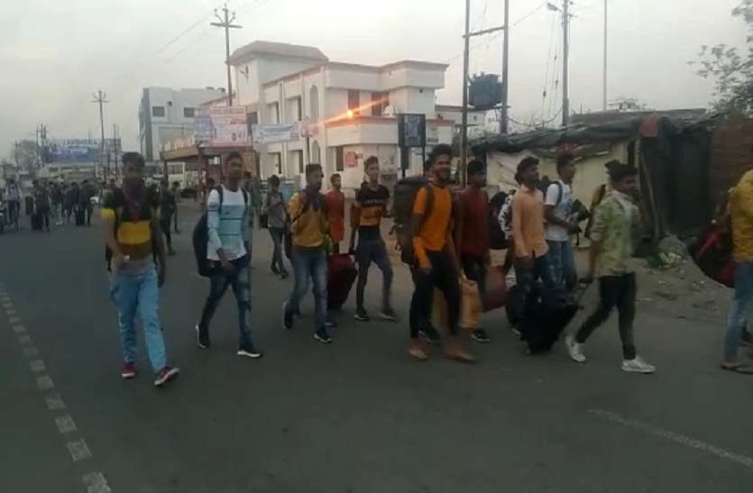 amroha_janta_curfew.jpg Janta Curfew से बेपरवाह 400 लोगों को अमरोहा स्टेशन पर रोका गया, स्क्रीनिंग के बाद भेजा घर