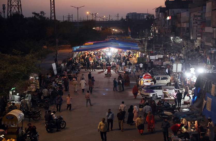 शाहीन बाग-जामिया में पेट्रोल बम फेंके शाहीन बाग-जामिया में पेट्रोल बम फेंके
