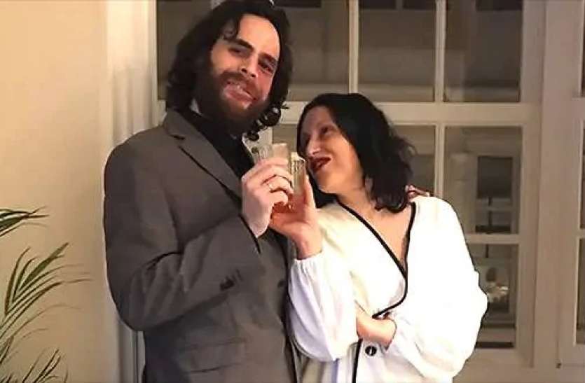 Spanish Couple कोरोनावायरस असर: कपल ने खिड़की पर खड़े होकर शादी की, बालकनी में खड़े पड़ोसी बने गवाह