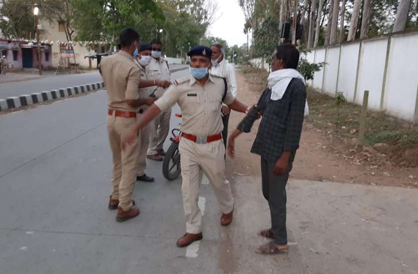 सड़क पर घूमने वालों की धरपकड़ पढ़े, लॉक डाउन के दौरान सड़क पर घूमने वालों की पुलिस ने की धरपकड़