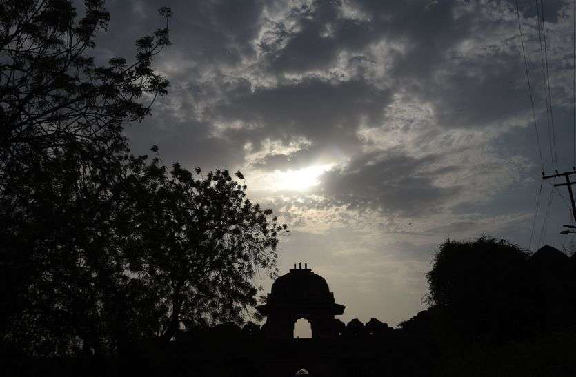 weather update सुबह-शाम छिटपुट बारिश, साढ़े चार डिग्री लुढ़का पारा