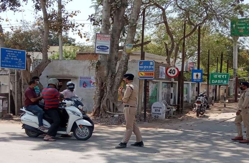 जनता नहीं बरत रही सावधानी, बगैर मास्क और सुरक्षा के निकल रहे है लोग जनता नहीं बरत रही सावधानी, बगैर मास्क और सुरक्षा के निकल रहे है लोग