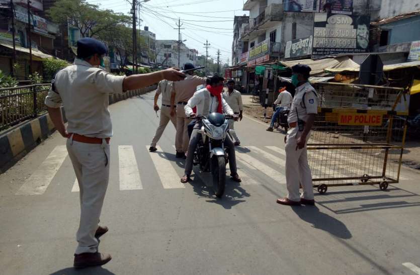 If people did not agree, then the Collector and SP themselves came down on the road लोगों ने नहीं माना तो कलेक्टर व एसपी स्वयं उतर आए सड़क पर