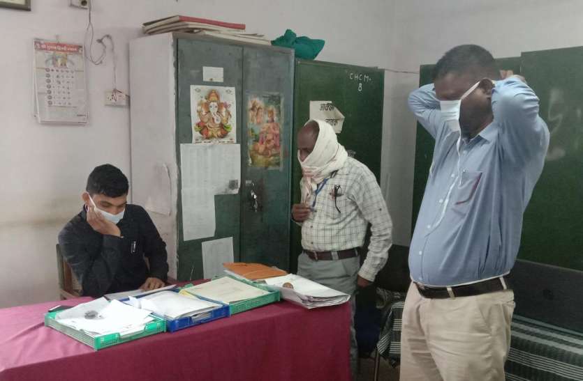 Revenue department and Mehndwani police stopped active crowd राजस्व विभाग एवं मेंहदवानी पुलिस भीड़ रोकने हुई सक्रिय