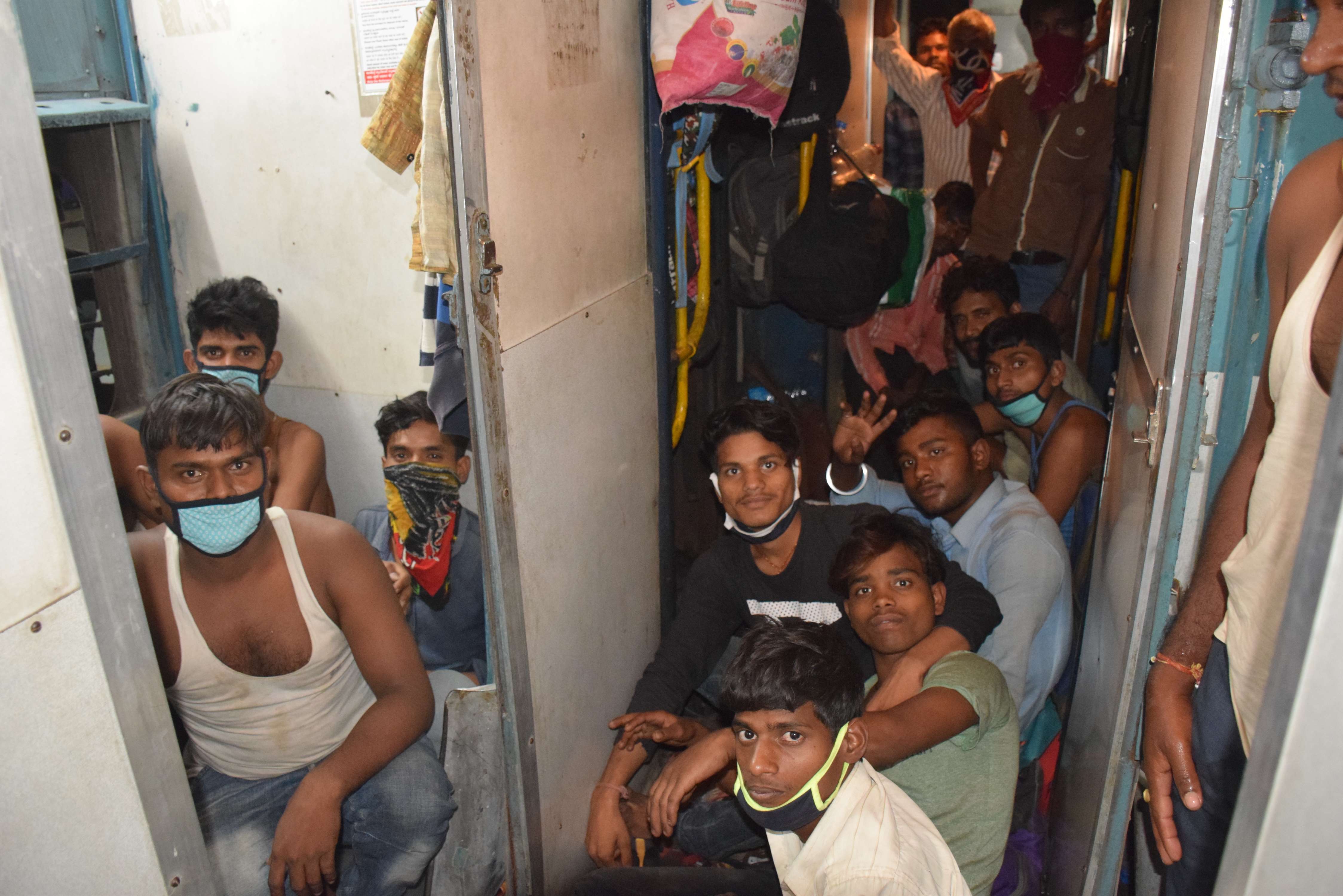 कोरोना वायरस: मुसाफिरों ने बाथरूम में बैठ किया सफर, देखें फोटो में कोरोना वायरस: मुसाफिरों ने बाथरूम में बैठ किया सफर, देखें फोटो में