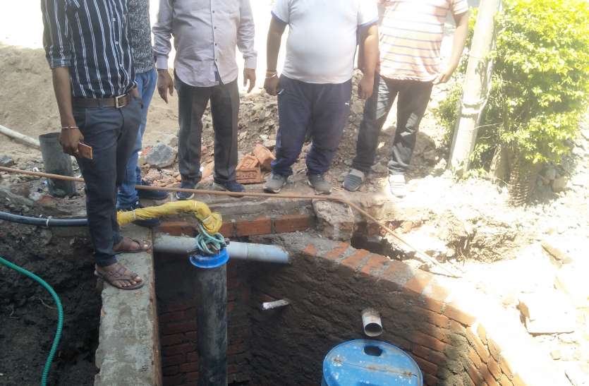 Water Water : 20 वर्षों बाद सूखे बोर में बनाया हार्वेस्टिंग सिस्टम