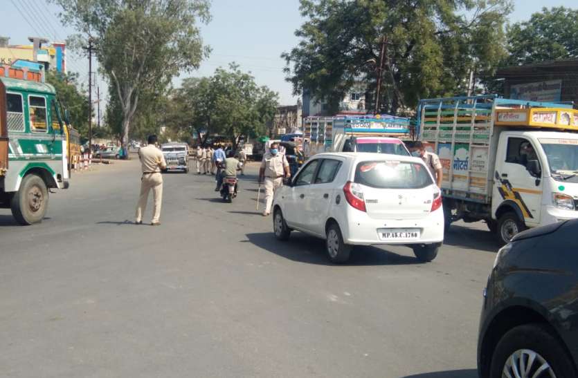 ३० रुपए पैकेट के दूध की ५० रुपए में हो रही थी बिक्री, तहसीलदार से शिकायत ३० रुपए पैकेट के दूध की ५० रुपए में हो रही थी बिक्री, तहसीलदार से शिकायत