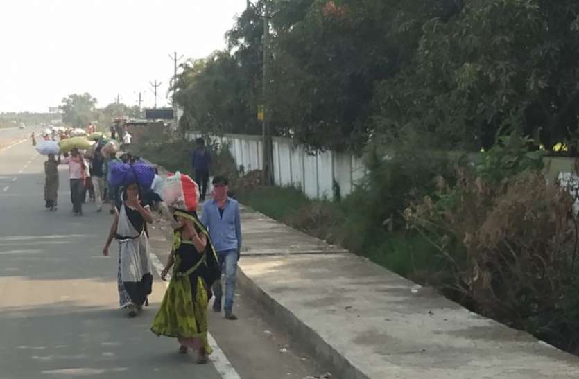 बेरोजगार होने के कारण पलायन करते मजदूर मनरेगा में ₹18 बढ़ाए, फिर भी 35 राज्य में सबसे कम मजदूरी