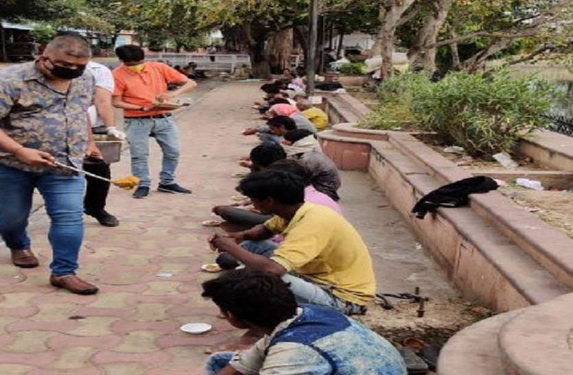 ...ताकि वह भूखे ना सो पाए, दिनभर जुटे रहे हाड़ौती विकास मोर्चा कार्यकर्ता ...ताकि वह भूखे ना सो पाए, दिनभर जुटे रहे हाड़ौती विकास मोर्चा कार्यकर्ता