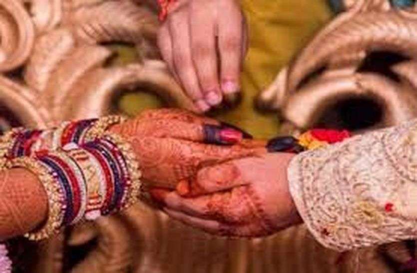 कोरोना का भय : बारात न बैण्डबाजा,बगैर घोड़ी पर बैठे तारण मार आए दूल्हेराजा कोरोना का भय : बारात न बैण्डबाजा,बगैर घोड़ी पर बैठे तारण मार आए दूल्हेराजा