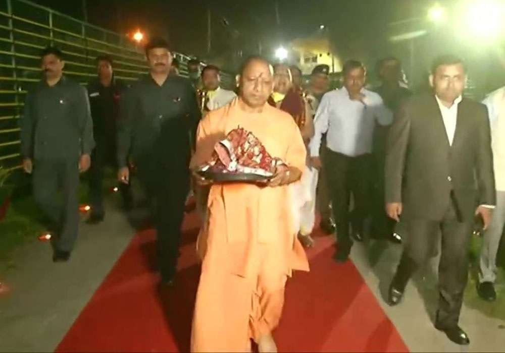 492 साल बाद चांदी के सिंहासन पर विराजे रामलला, सीएम योगी आदित्यनाथ ने अभिषेक कार्यक्रम में की विशेष आरती