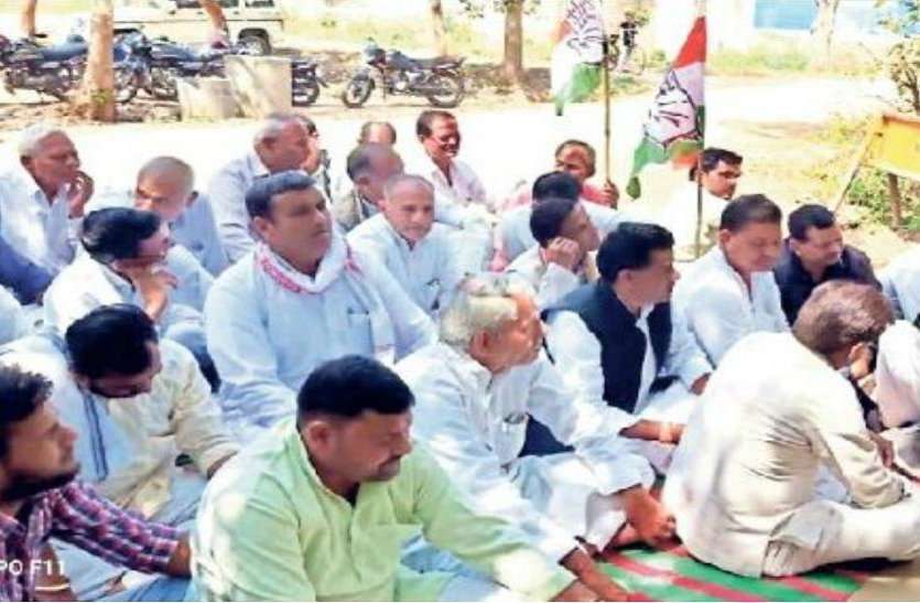scindia join bjp congress leader and support in anger कांग्रेस नेता ने इन विधायकों को बताया गुमशुदा, ढूंढकर लाने वालों को हजारों का ईनाम घोषित