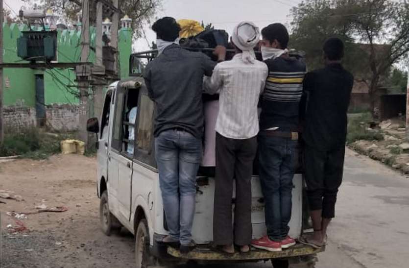 नहीं थम रहे ओवरलोड वाहन, संक्रमण फैलने का खतरा नहीं थम रहे ओवरलोड वाहन, संक्रमण फैलने का खतरा