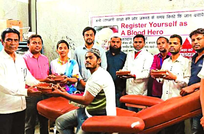 chhindwara jain society तीन घंटे की छूट में पक्षियों के लिए बांटे जल-पात्र