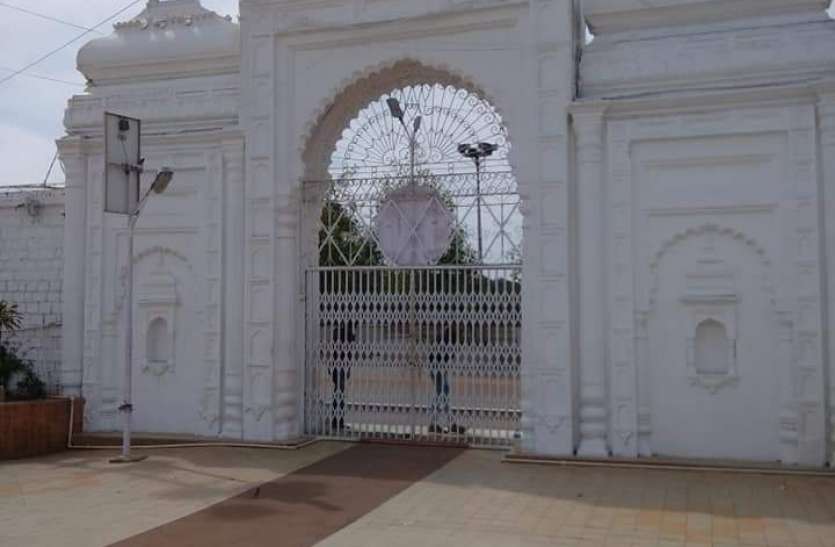 Corona: Temple doors closed to devotees, worshiping Shakti in homes कोरोना : भक्तों के लिए मंदिर के दरवाजे बंद, घरों में शक्ति की उपासना