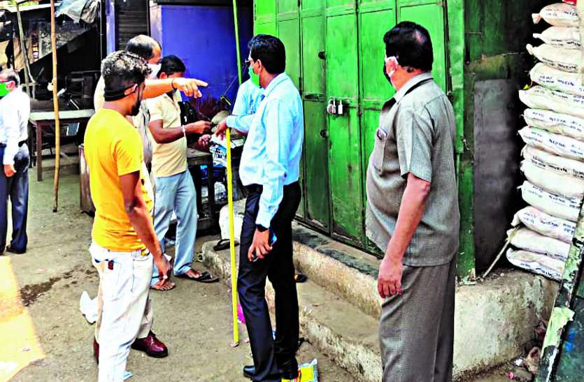 Vegetable and grocery shops fined 23 thousand for opening shops till the stipulated time ... निर्धारित समय के बाद तक दुकाने खोलने पर सब्जी और किराना दुकानों पर लगाया 23 हजार का जुर्माना ...