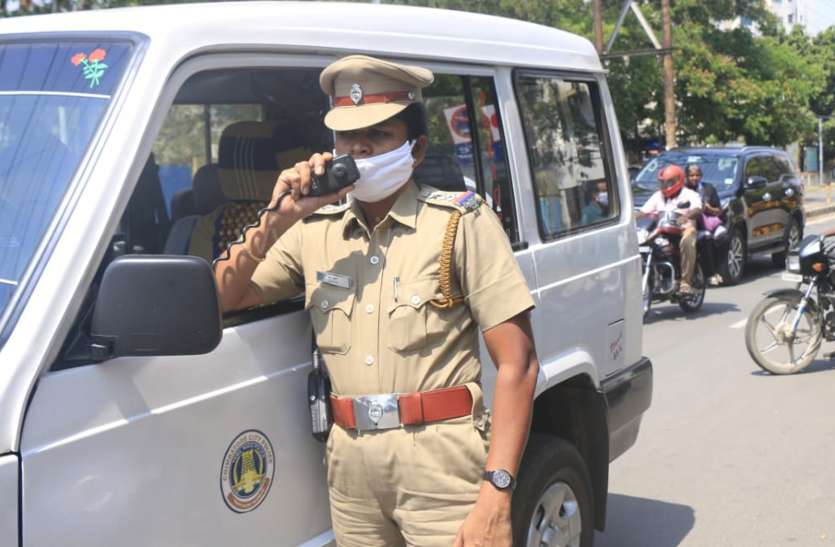 पुलिस ने जनता को लाउडस्पीकर से बताए धारा १४४ के नियम कायदे पुलिस ने जनता को लाउडस्पीकर से बताए धारा १४४ के नियम कायदे
