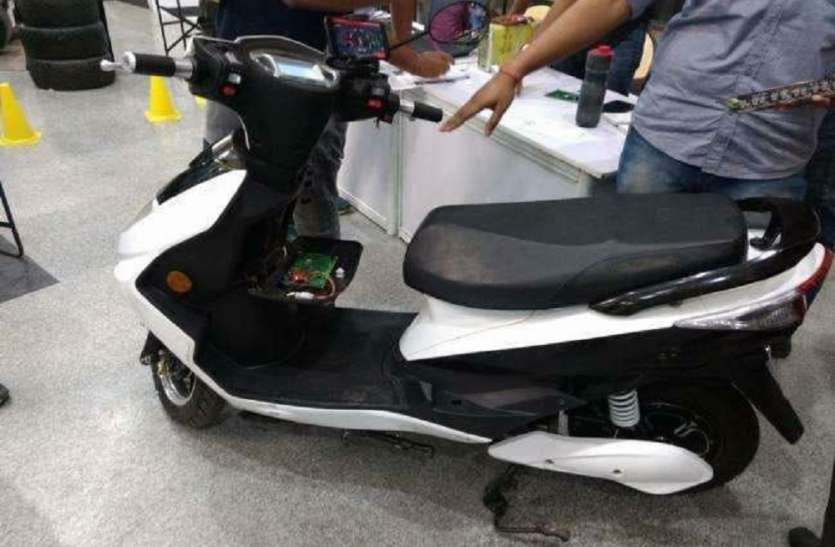 कोरोना वायरस के खतरे से डरा युवक, मुंबई से स्कूटी चलाकर 1700 किमी दूर पहुंचा अपने गांव कोरोना वायरस के खतरे से डरा युवक, मुंबई से स्कूटी चलाकर 1700 किमी दूर पहुंचा अपने गांव