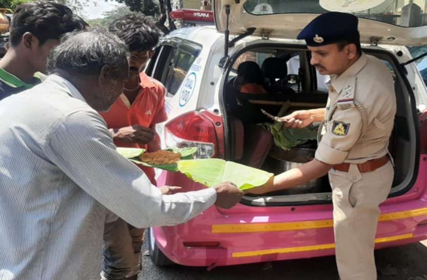 _police_help_homeless_and_the_underprivileged.jpg कोरोना: लॉकडाउन में डंडा बरसाने के अलावा गरीबों के घर राशन भी पहुंचा रही है पुलिस