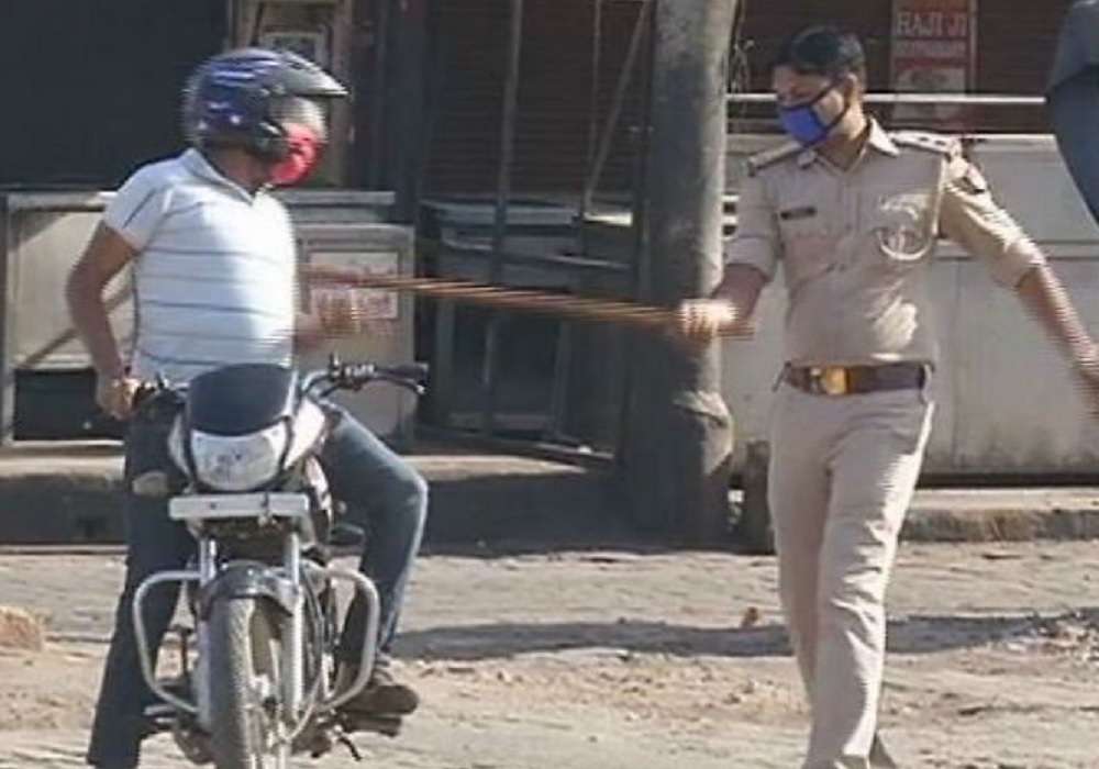 लॉकडाउन को इन हिम्मती लोगों ने दिखाया ठेंगा तो पुलिस ने सिखाया अनोखा सबक