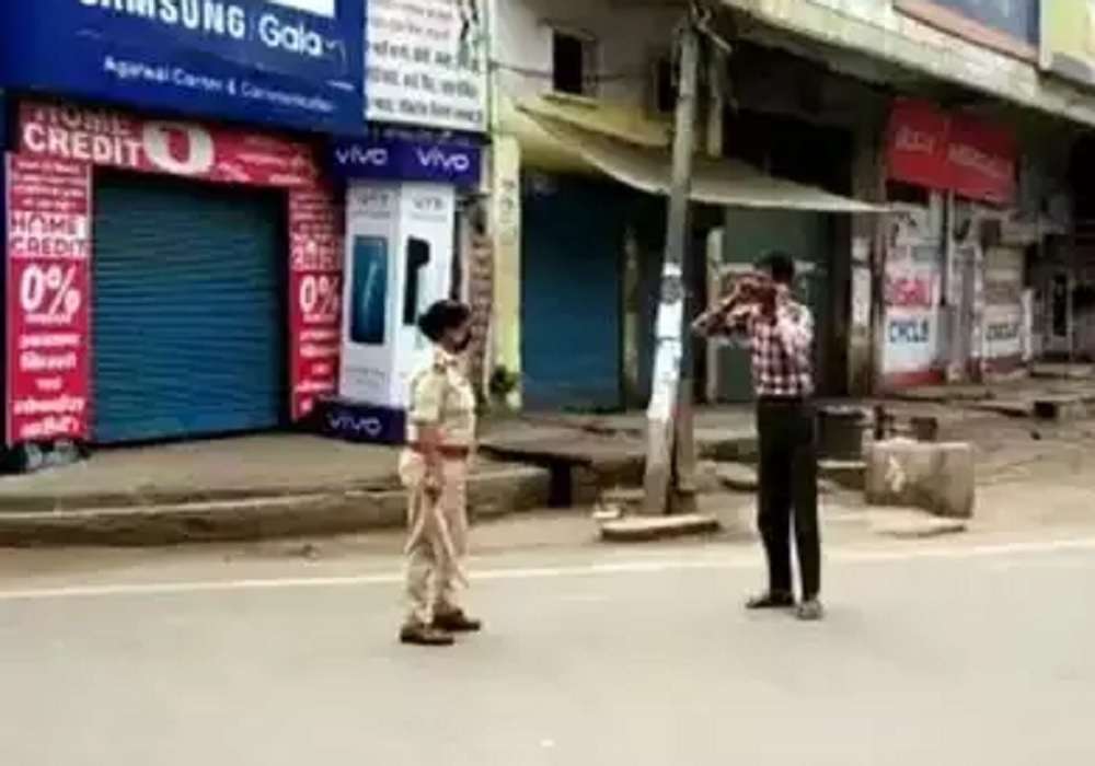 लॉकडाउन को इन हिम्मती लोगों ने दिखाया ठेंगा तो पुलिस ने सिखाया अनोखा सबक