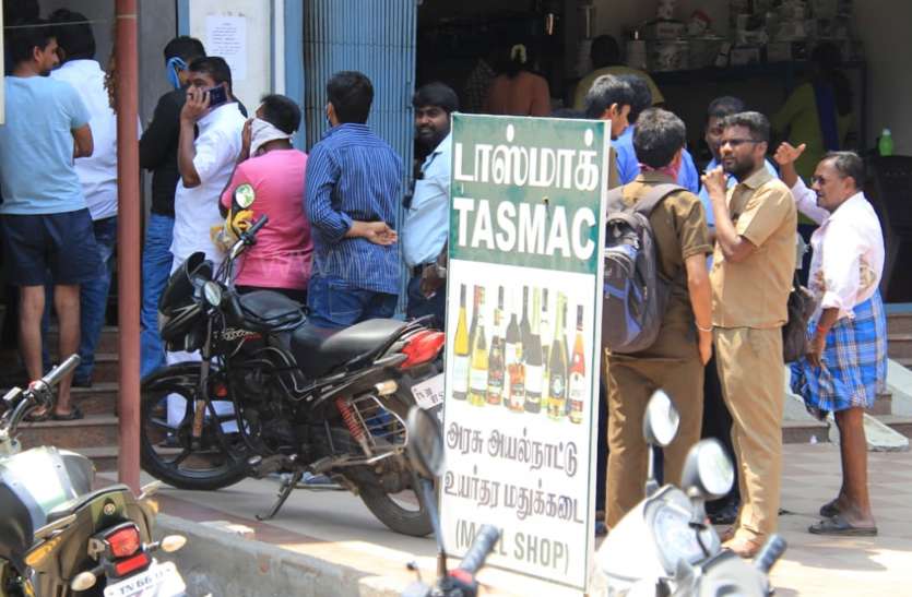 सुरक्षित दूरी नहीं रख रहे लोग सुरक्षित दूरी नहीं रख रहे लोग