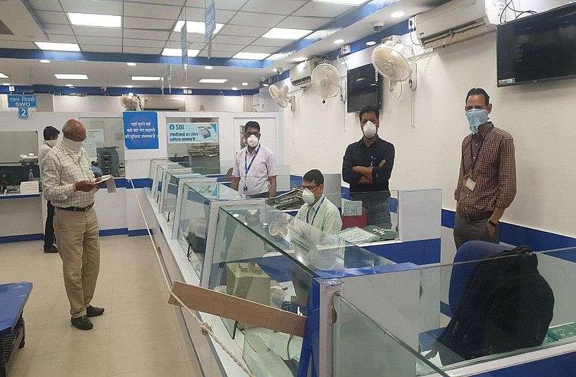 Banks open but have to be heard in bhilwara बैंक खुले लेकिन सूने पड़े