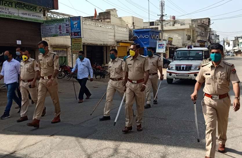 कोरोना अलर्ट - बाजार में सन्नाटा, कफ्र्यू जैसे हालात... कोरोना अलर्ट - बाजार में सन्नाटा, कफ्र्यू जैसे हालात...